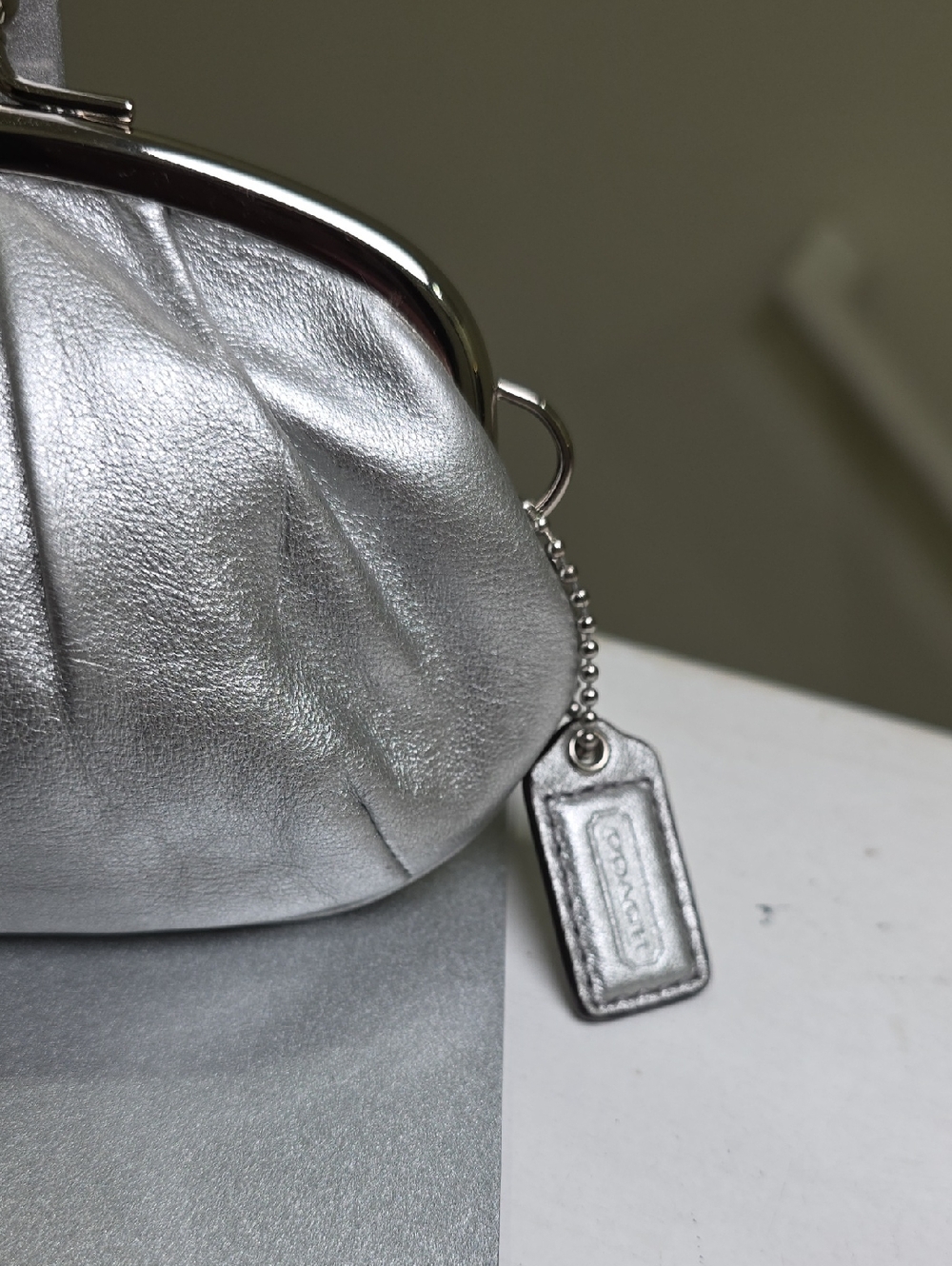 COACH Metallic Silver Leather Silvertone Framed Kisslock Coin Pouch EUC - Picture 4 of 13